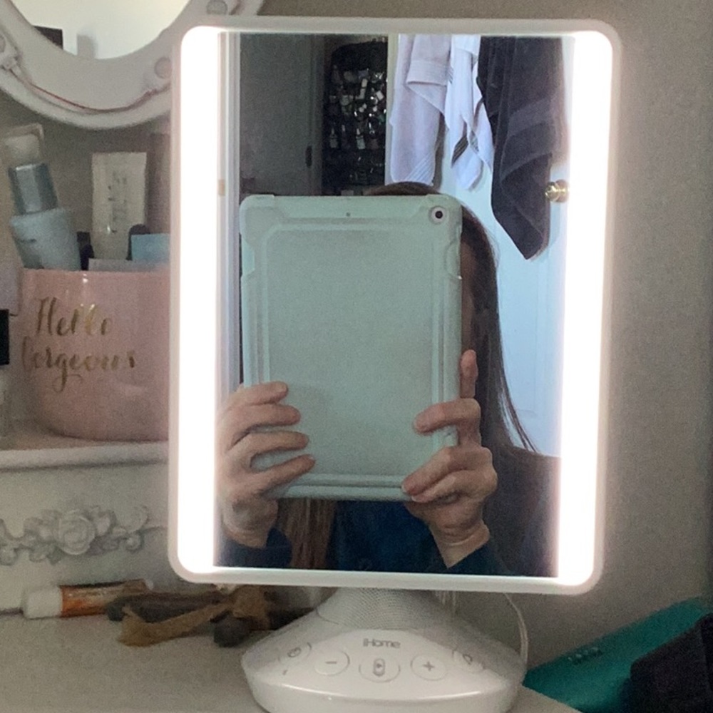 Make-up Mirror with blue tooth connect
